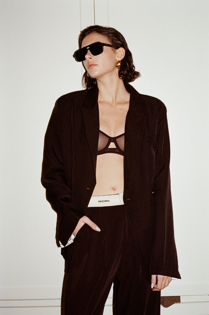 חזיית רשת נסיס בשילוב ברזלים | שחור