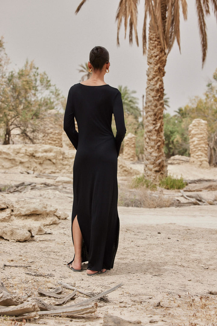 שמלת חוף לובי שקפקפה מחשוף קדמי בשילוב אלמנט מוזהב | שחור