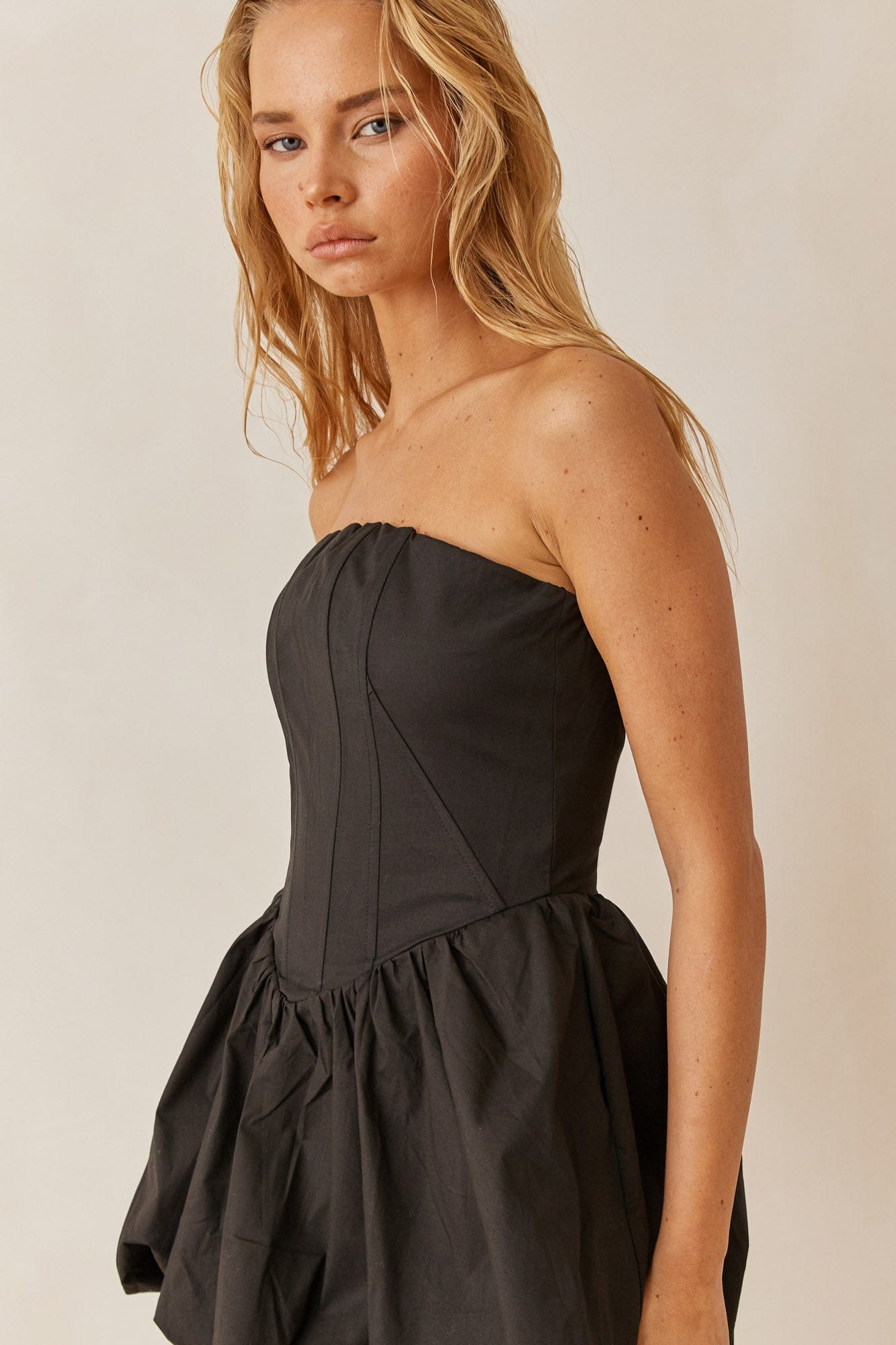 שמלת סטרפלס לונה בשילוב כיסים | שחור