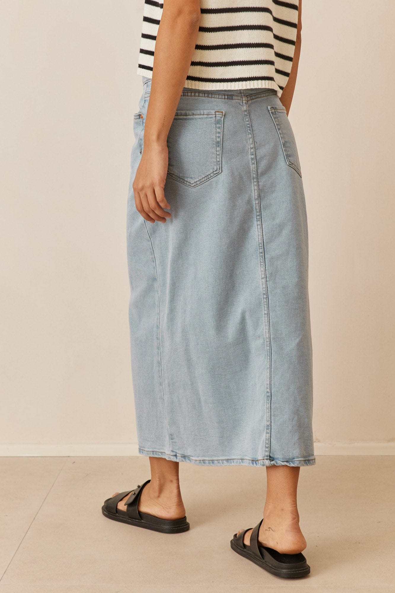 חצאית ג'יין מידי דנים בשילוב שסע | ג'ינס בהיר