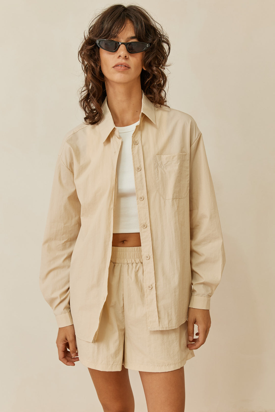 מכופתרת לורי בד ניילון בשילוב רקמת לוגו | בז'