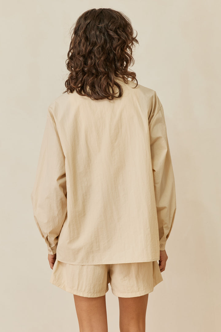 מכופתרת לורי בד ניילון בשילוב רקמת לוגו | בז'