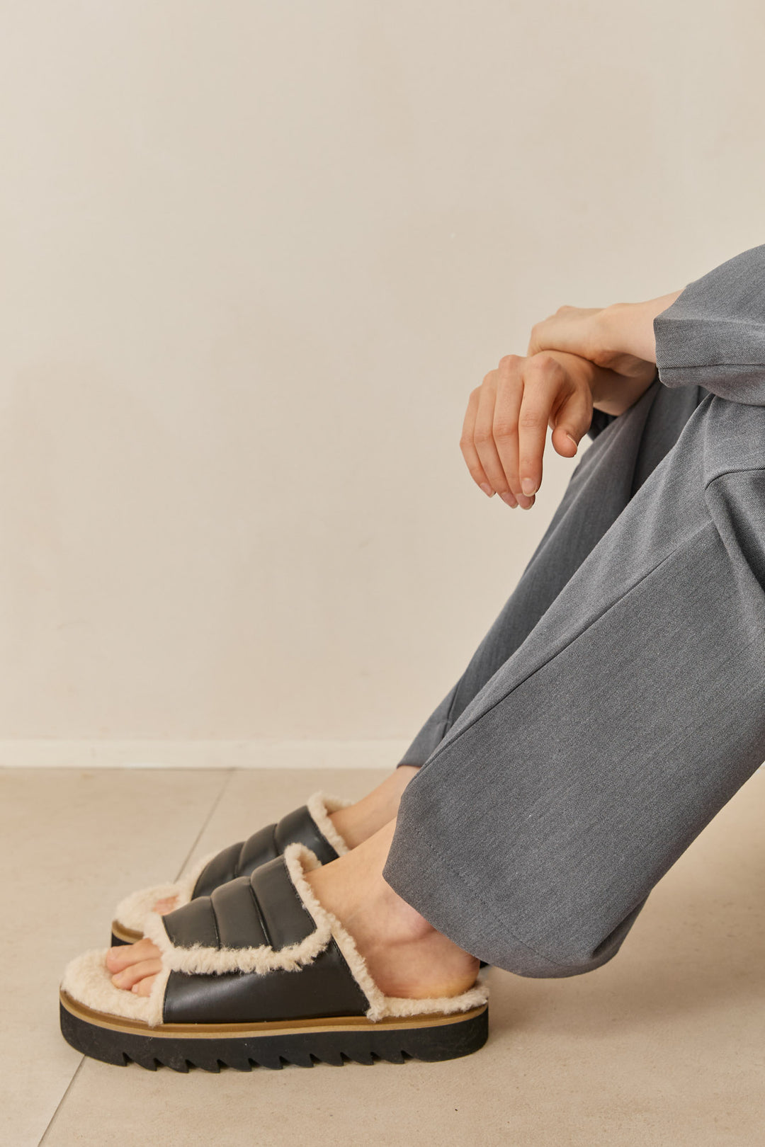 כפכפי דמוי עור גוני בשילוב פרווה | שחור