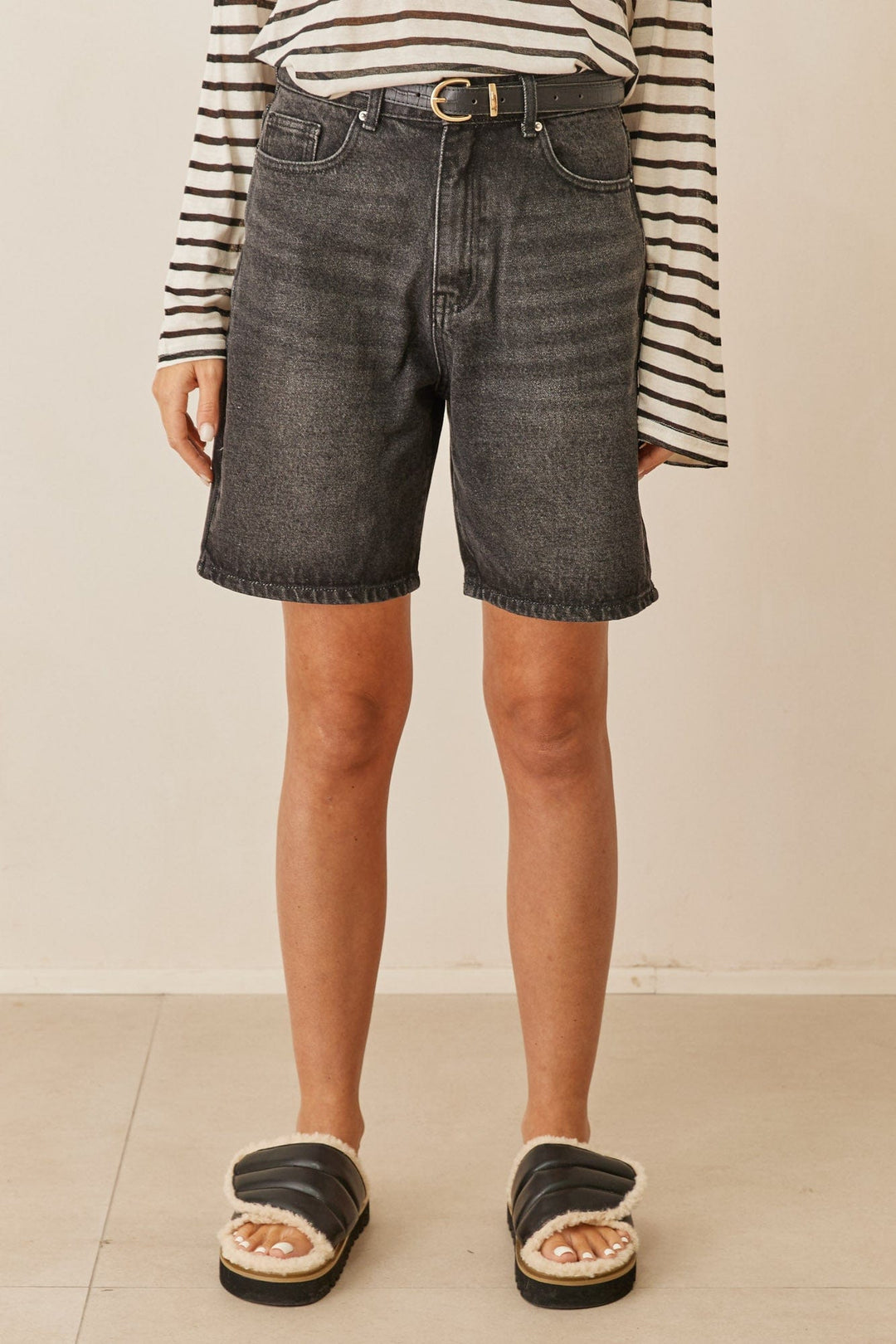 מכנסי דנים ברך איידן בשילוב רקמת לוגו | שחור וואש