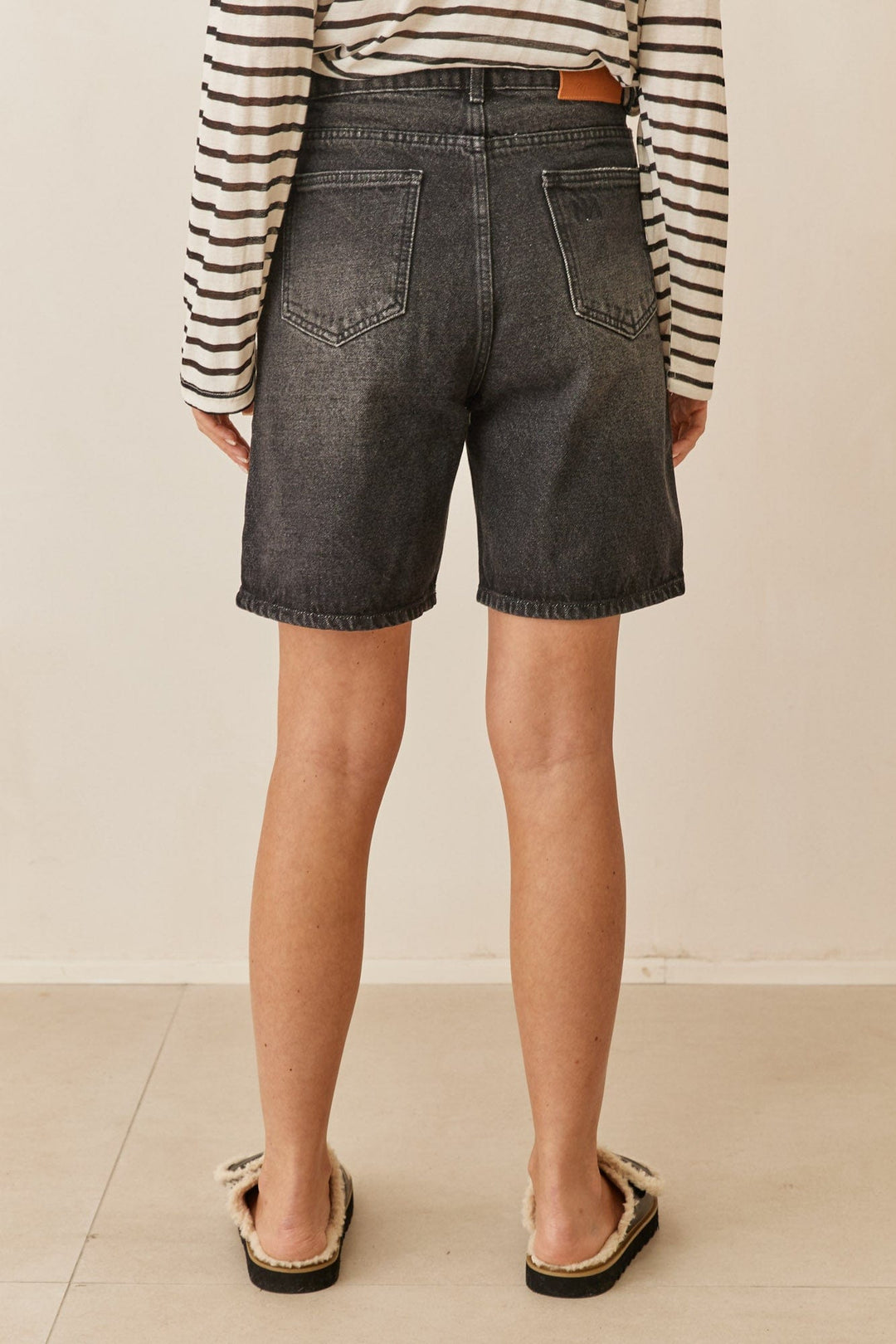 מכנסי דנים ברך איידן בשילוב רקמת לוגו | שחור וואש