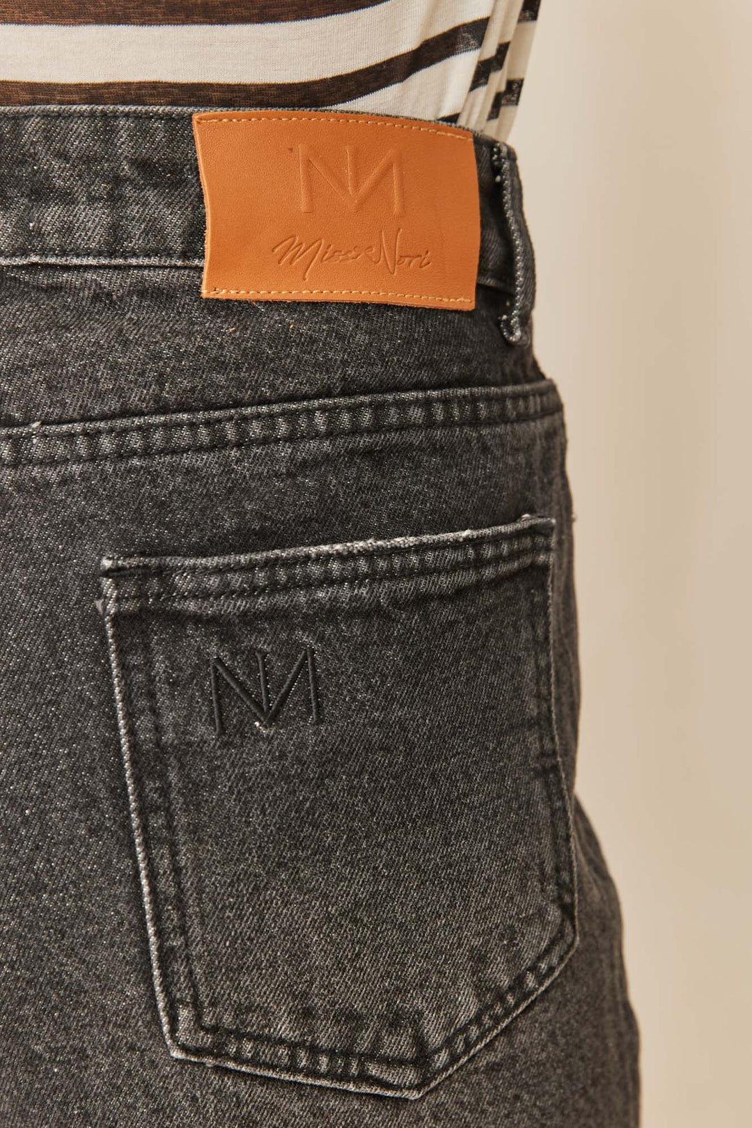 מכנסי דנים ברך איידן בשילוב רקמת לוגו | שחור וואש