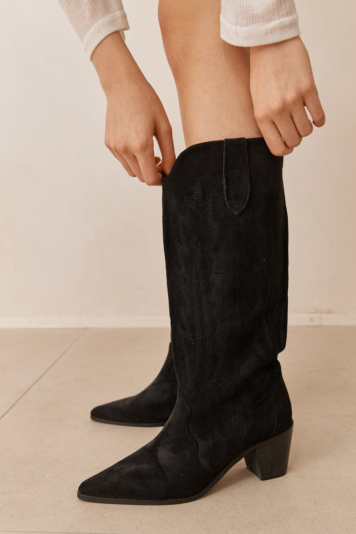 מגפי בוקרים אן דמוי זמש בשילוב תיפורים | שחור