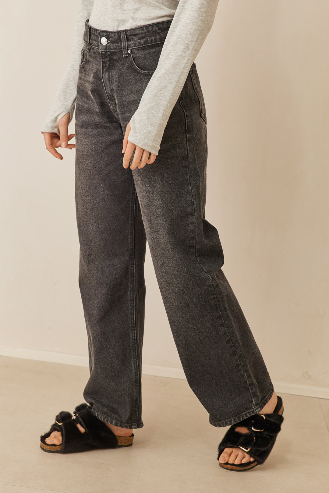 כפכפי סרינה פרווה בשילוב אבזמים | שחור