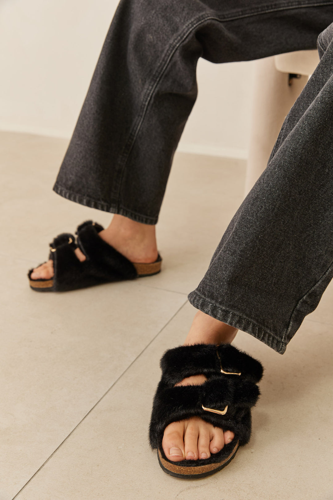 כפכפי סרינה פרווה בשילוב אבזמים | שחור