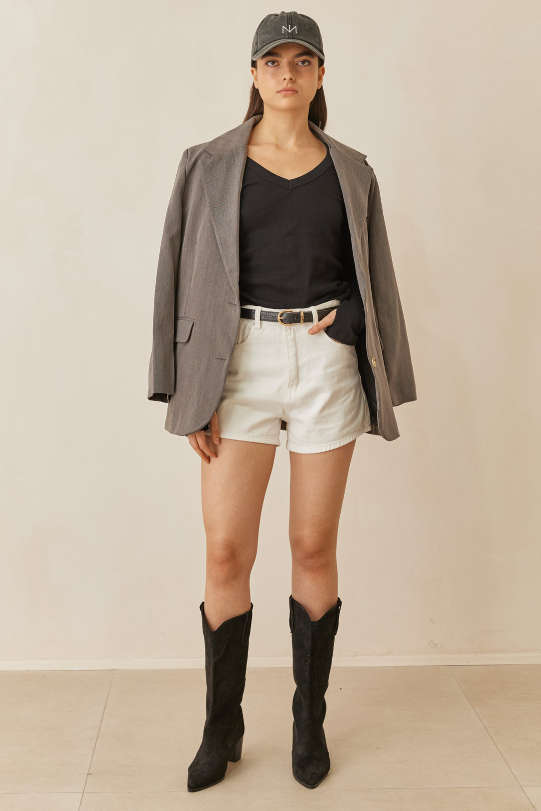 חולצת בייסיק מייגן וי שרוול כפפה | שחור