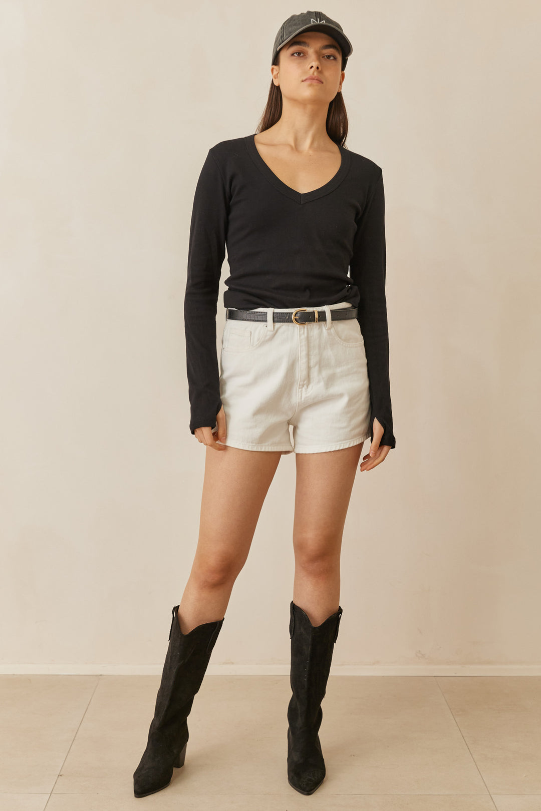 חולצת בייסיק מייגן וי שרוול כפפה | שחור