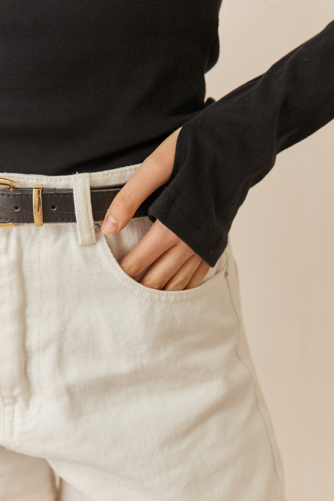 חולצת בייסיק מייגן וי שרוול כפפה | שחור