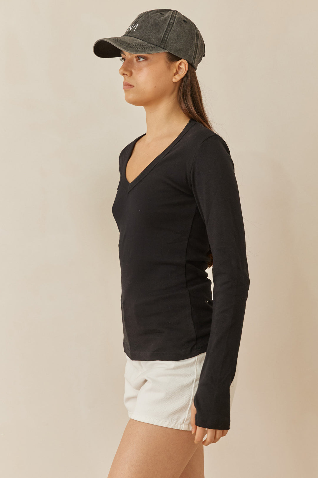 חולצת בייסיק מייגן וי שרוול כפפה | שחור