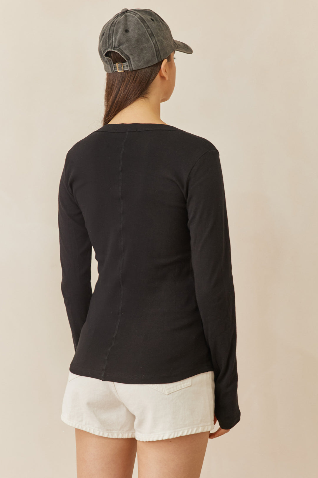 חולצת בייסיק מייגן וי שרוול כפפה | שחור