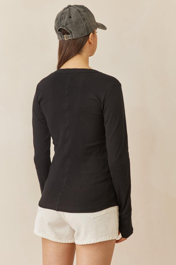 חולצת בייסיק מייגן וי שרוול כפפה | שחור