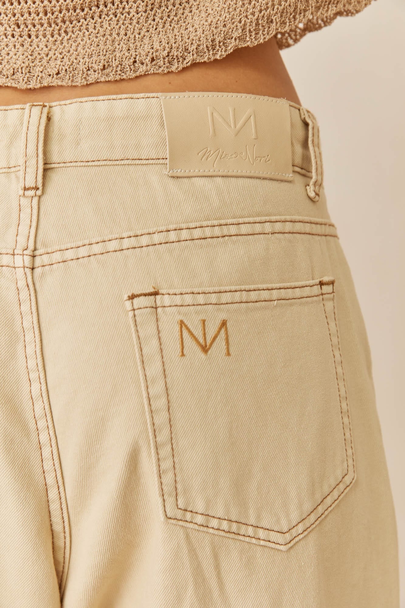 מכנסי דנים בויפרנד נינה בשילוב רקמת לוגו | קרם