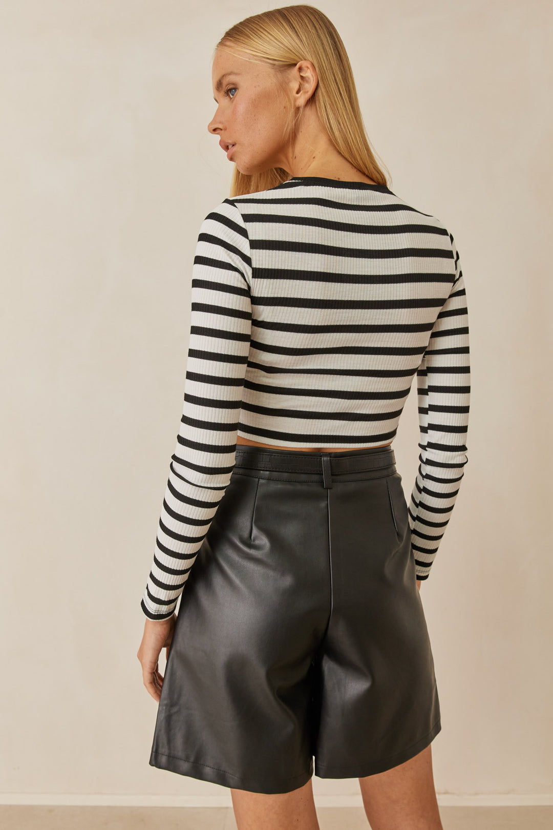 חולצת סטרייפס קנדיס קרופ | לבן/שחור