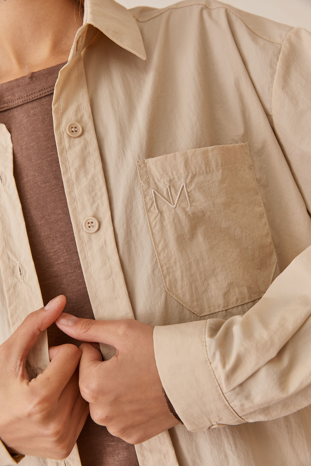 מכופתרת לורי בד ניילון בשילוב רקמת לוגו | בז'