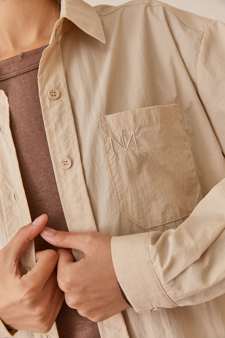 מכופתרת לורי בד ניילון בשילוב רקמת לוגו | בז'