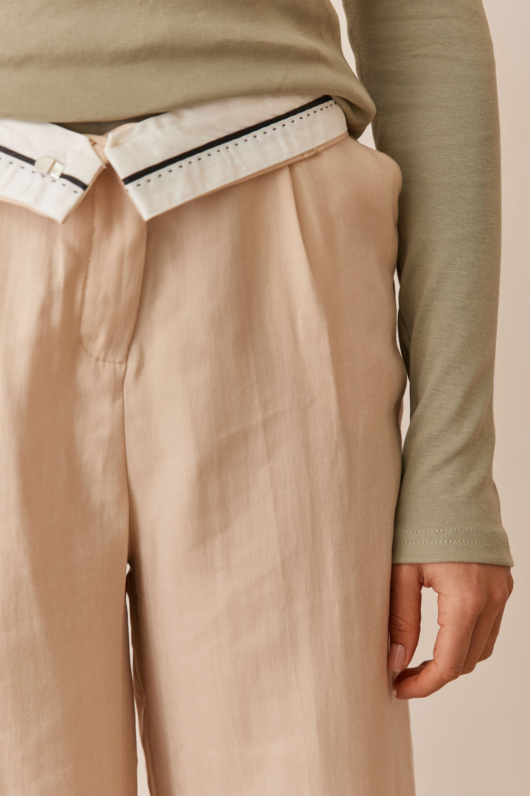 מכנסי קלווין מחויטים | בז'