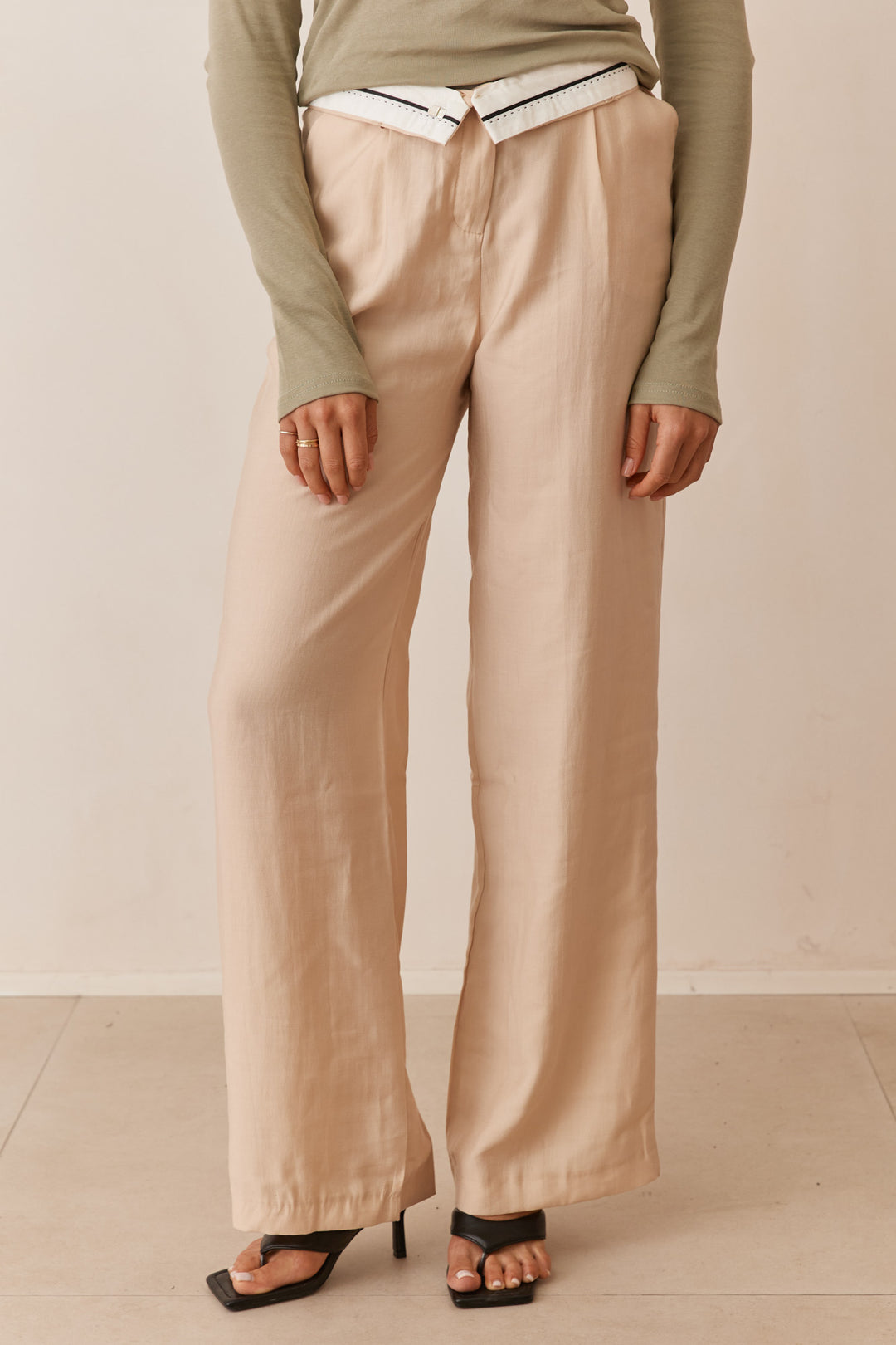 מכנסי קלווין מחויטים | בז'