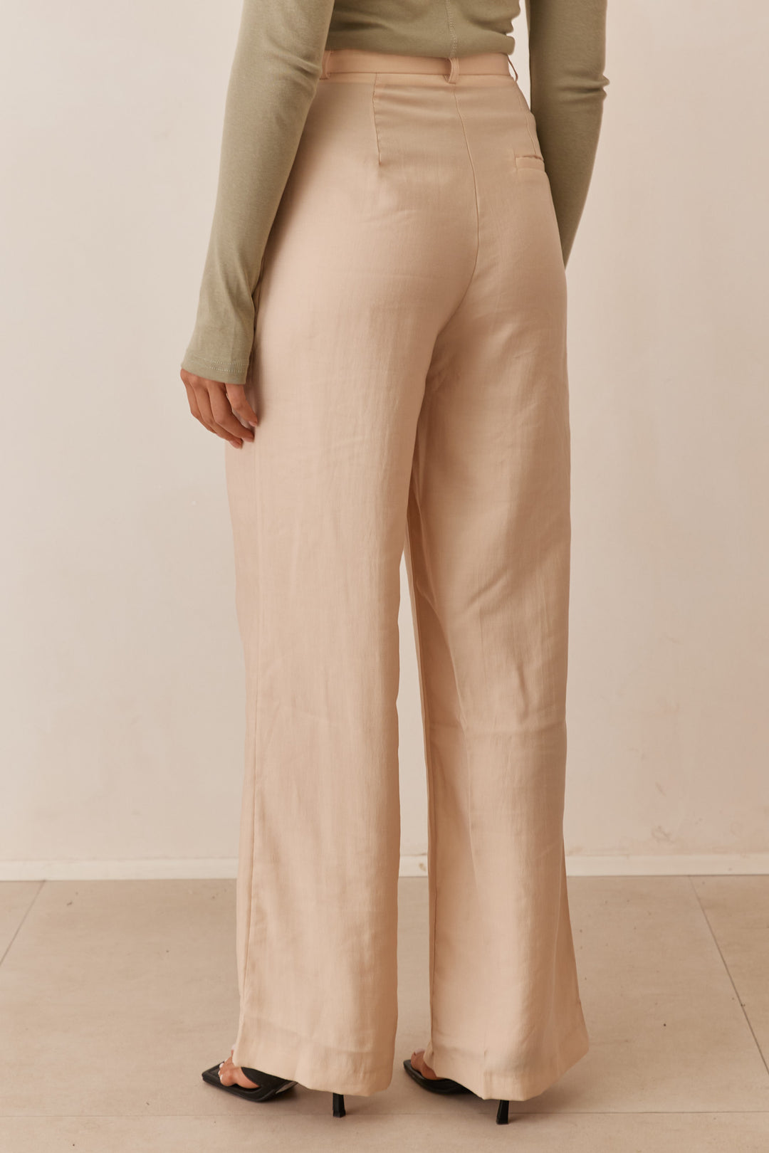 מכנסי קלווין מחויטים | בז'