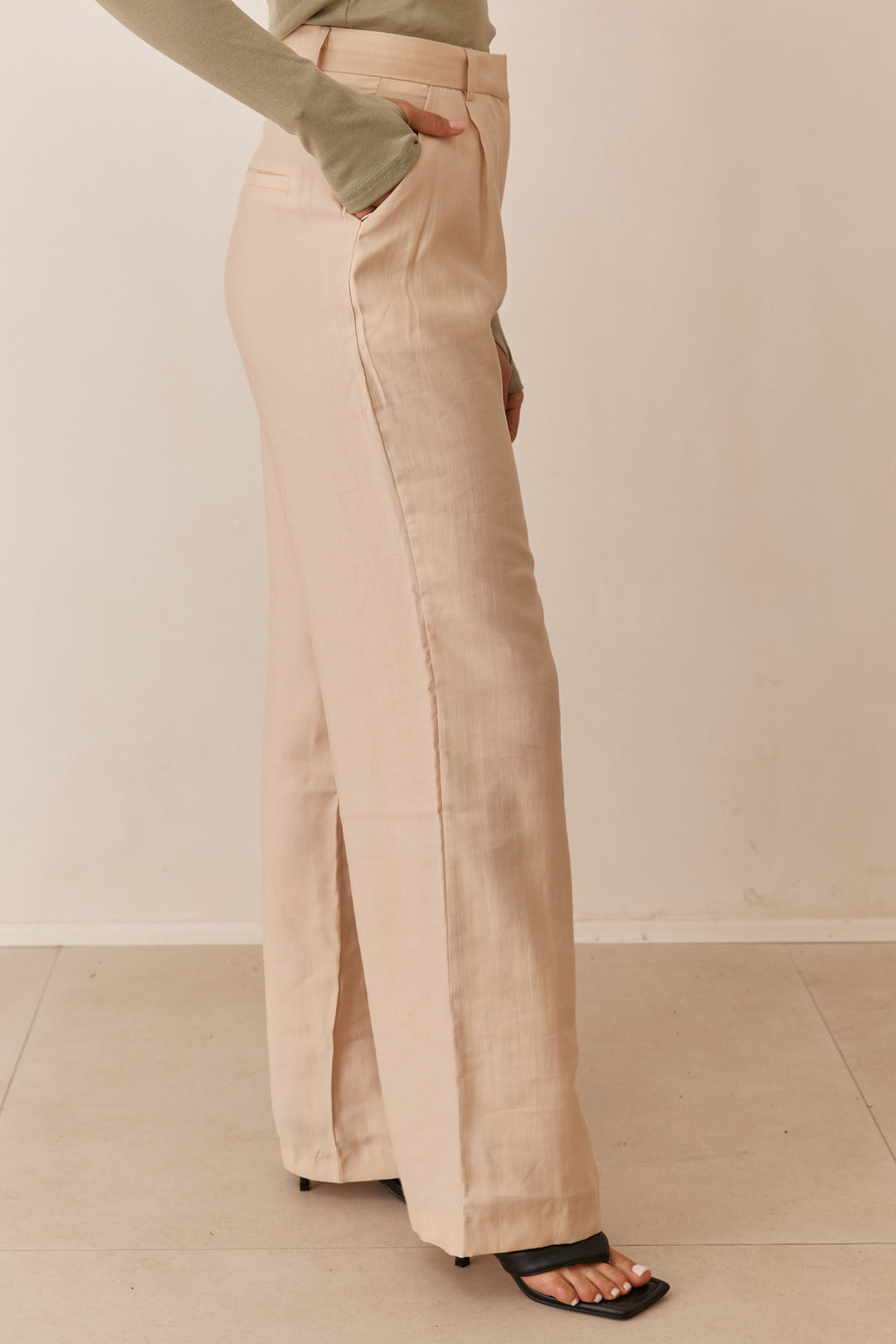 מכנסי קלווין מחויטים | בז'