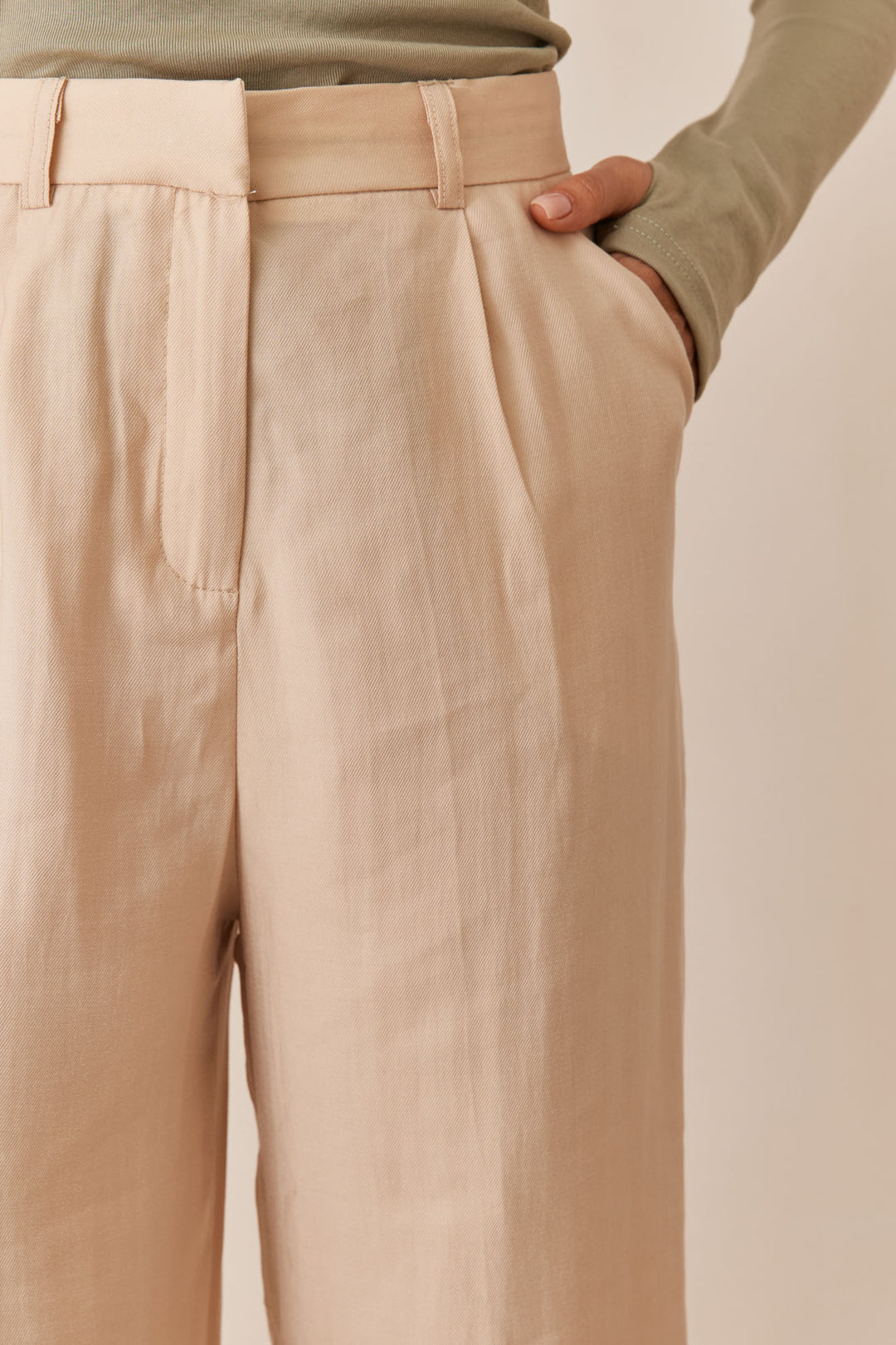 מכנסי קלווין מחויטים | בז'