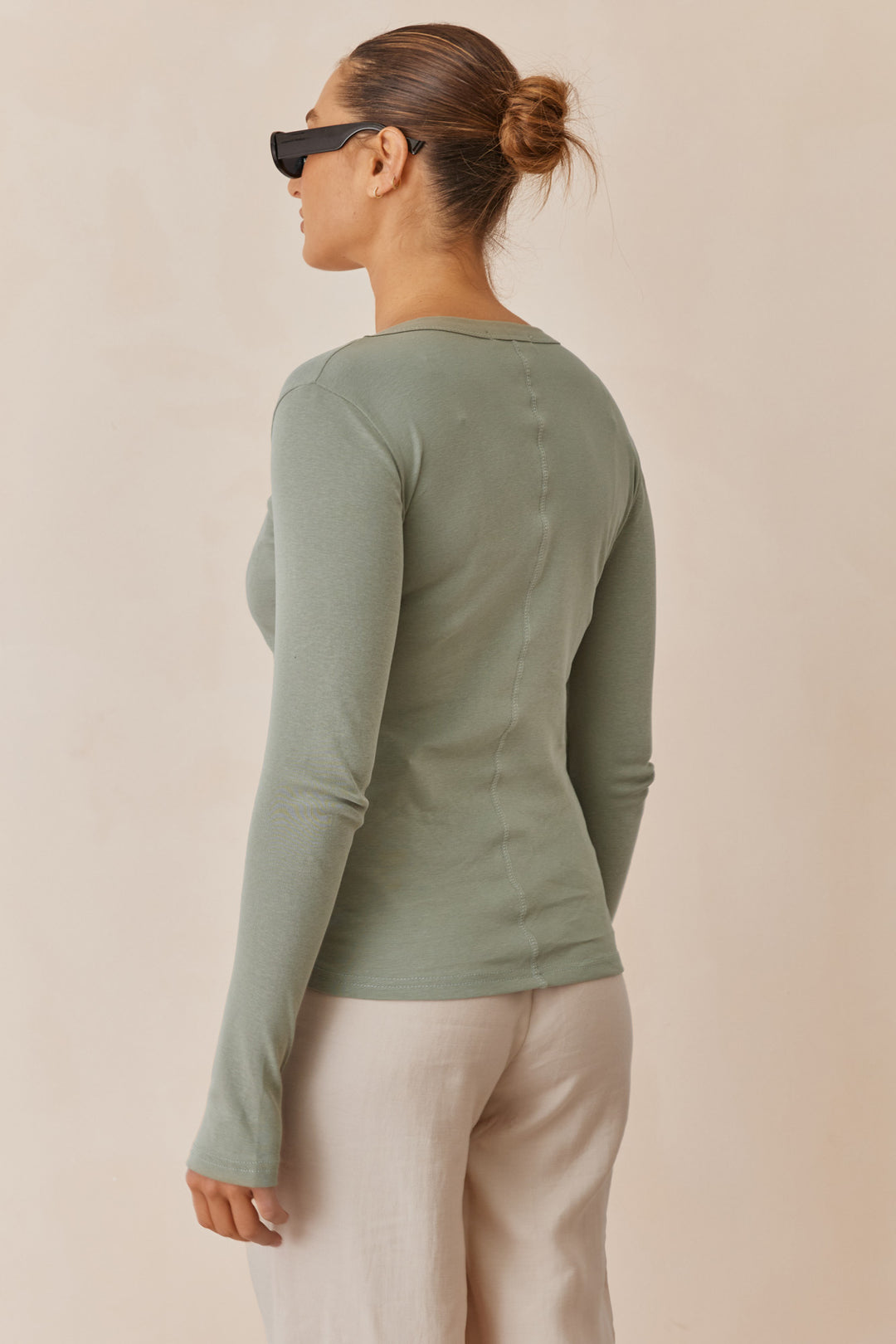 חולצת בייסיק מייגן וי שרוול כפפה | ירוק זית