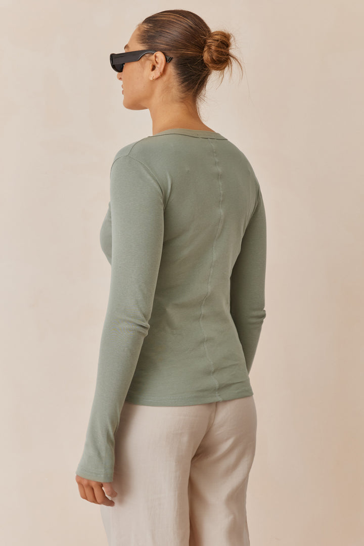 חולצת בייסיק מייגן וי שרוול כפפה | ירוק זית