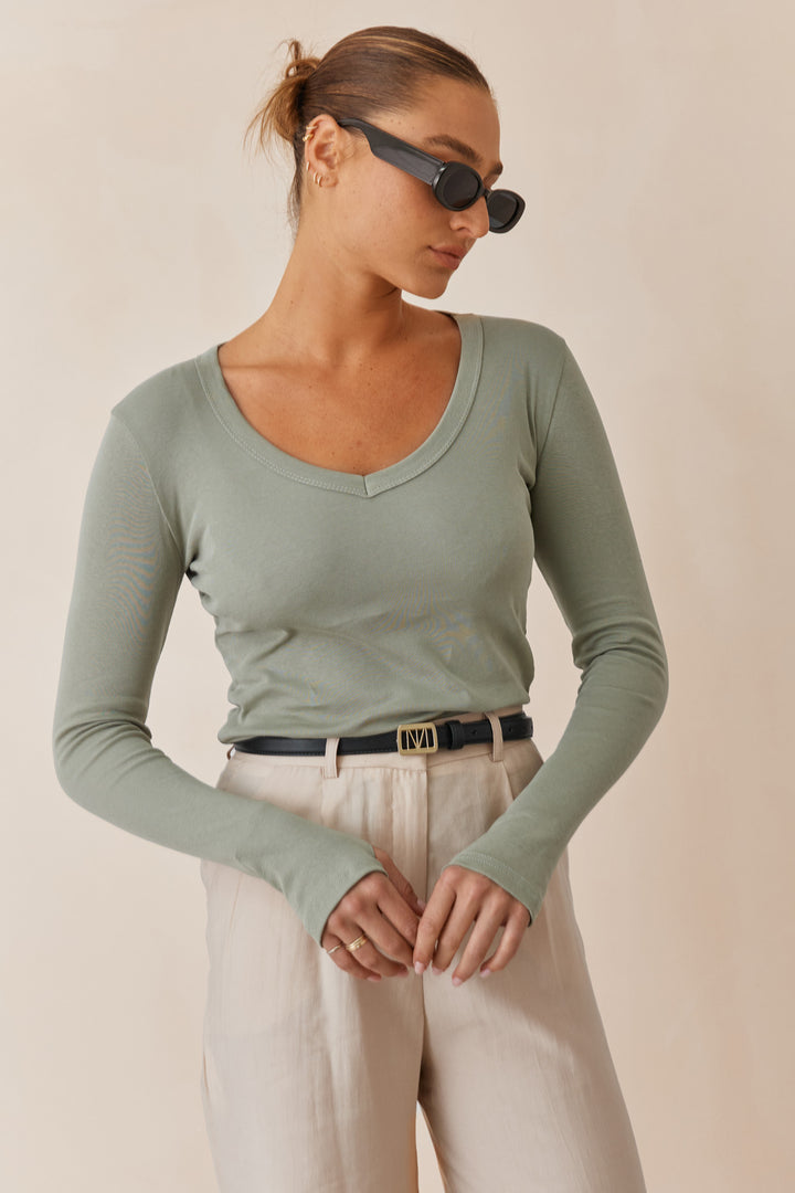 חולצת בייסיק מייגן וי שרוול כפפה | ירוק זית