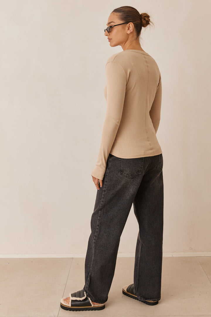 חולצת בייסיק מייגן וי שרוול כפפה | בז׳