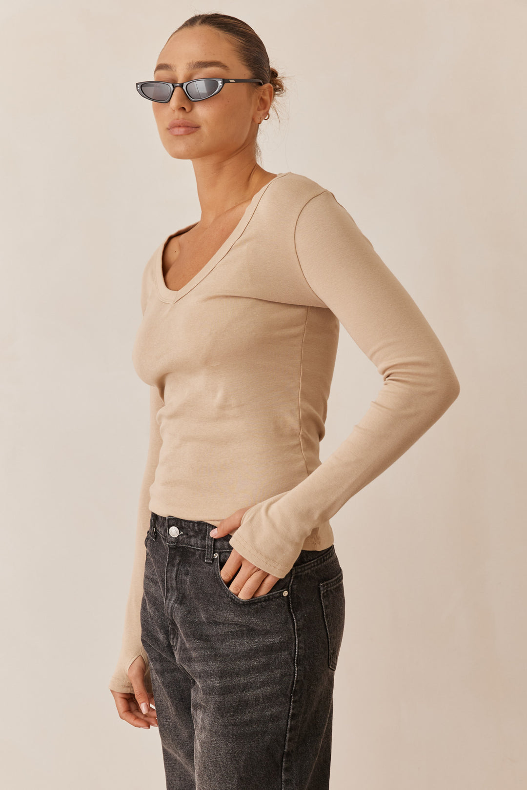 חולצת בייסיק מייגן וי שרוול כפפה | בז׳