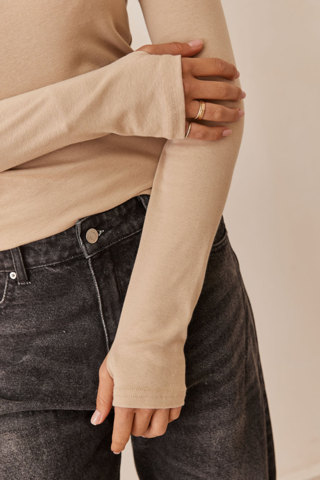 חולצת בייסיק מייגן וי שרוול כפפה | בז׳