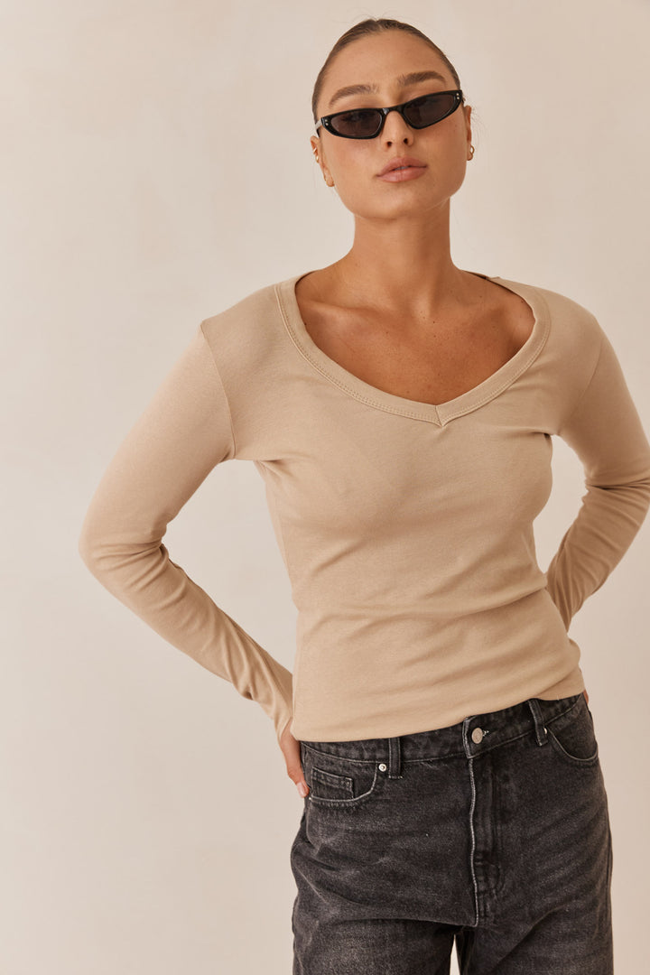 חולצת בייסיק מייגן וי שרוול כפפה | בז׳