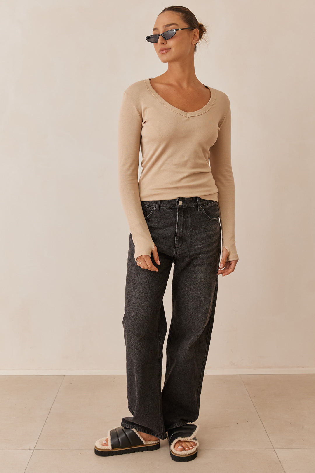 חולצת בייסיק מייגן וי שרוול כפפה | בז׳