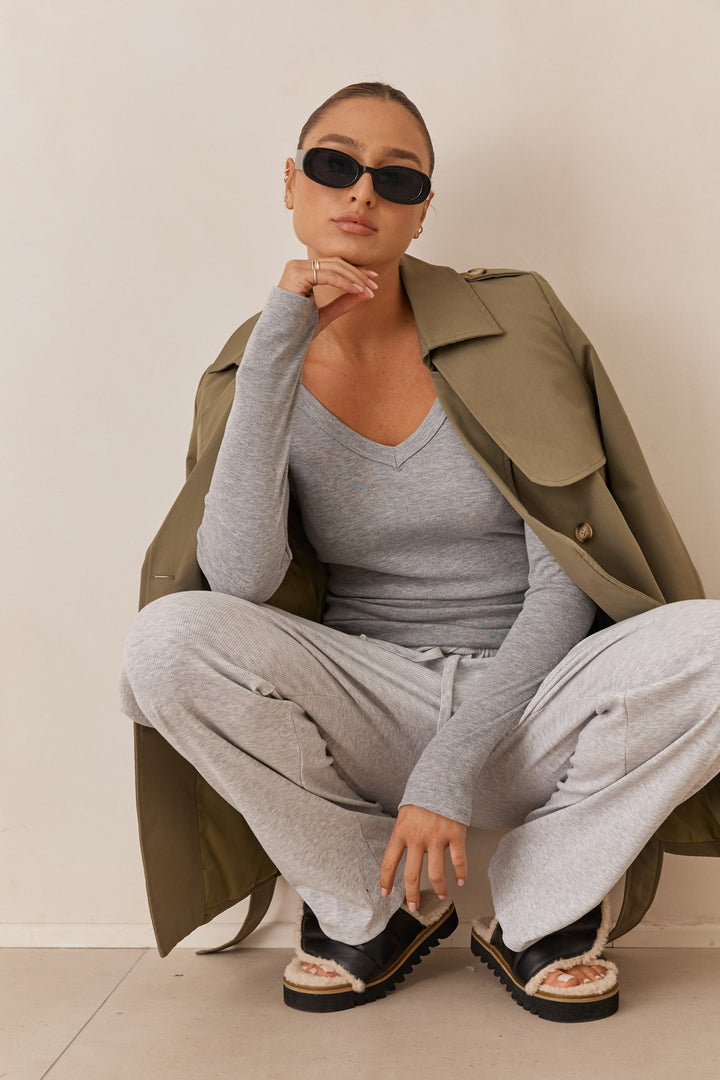 חולצת בייסיק מייגן וי שרוול כפפה | אפור