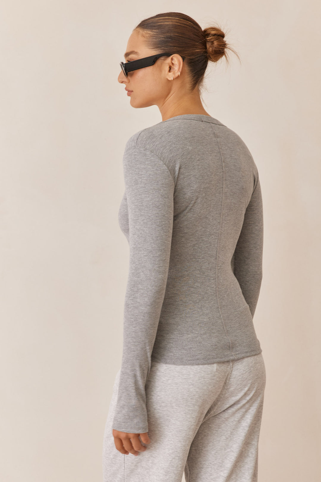 חולצת בייסיק מייגן וי שרוול כפפה | אפור