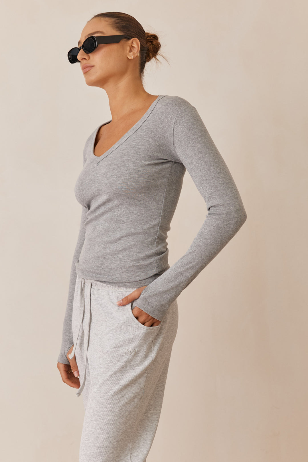 חולצת בייסיק מייגן וי שרוול כפפה | אפור