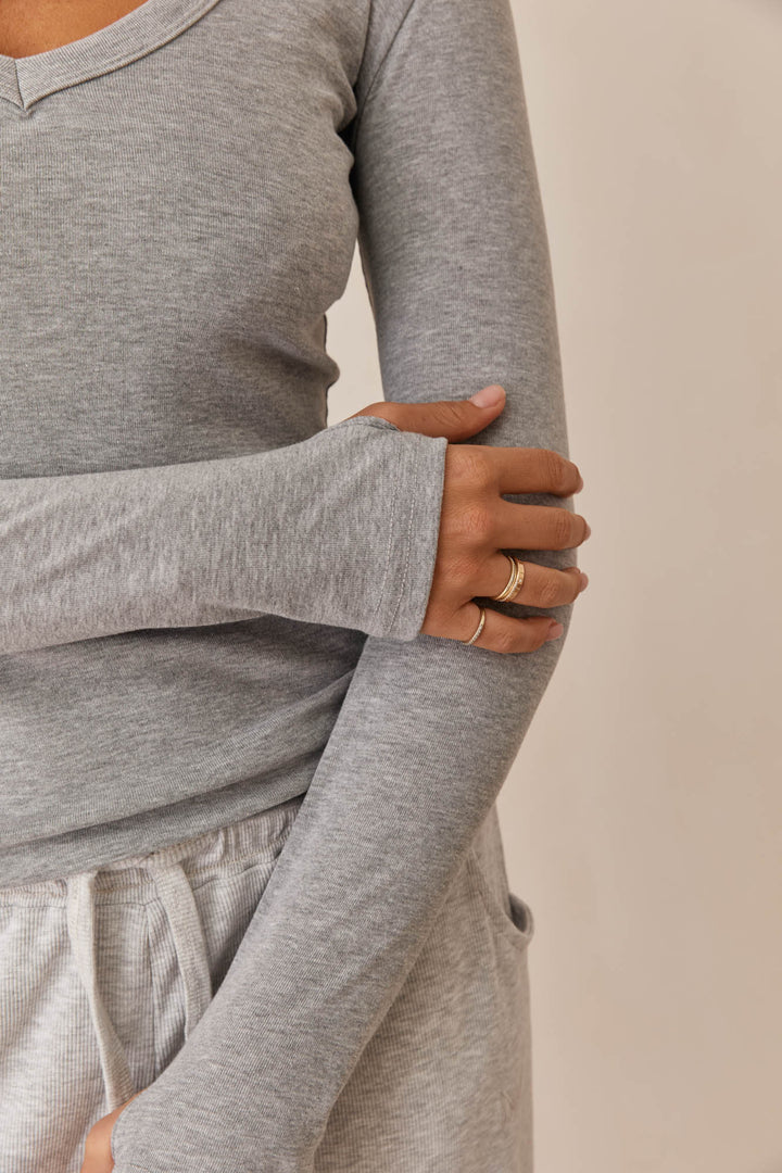 חולצת בייסיק מייגן וי שרוול כפפה | אפור