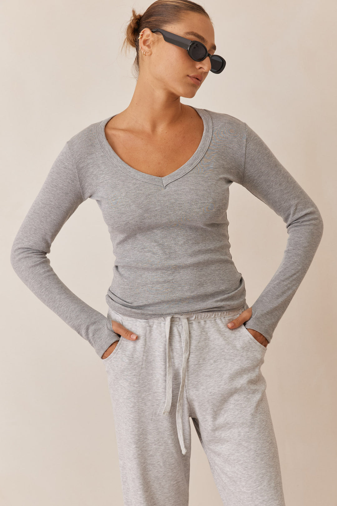 חולצת בייסיק מייגן וי שרוול כפפה | אפור