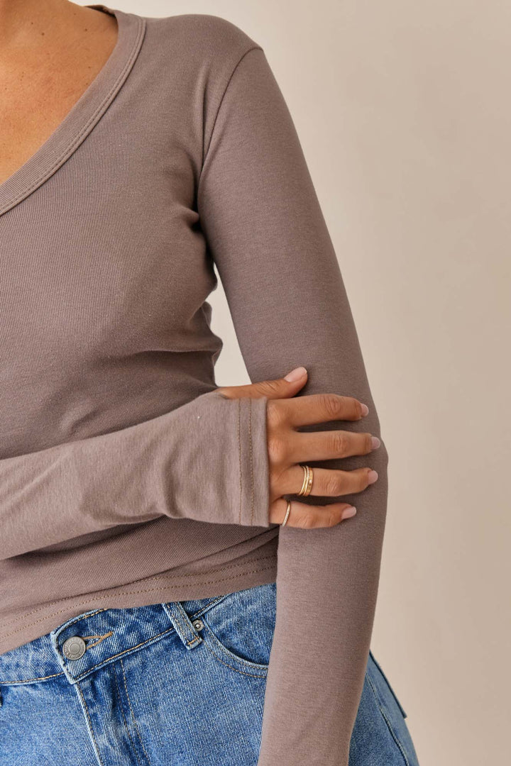 חולצת בייסיק מייגן וי שרוול כפפה | חום