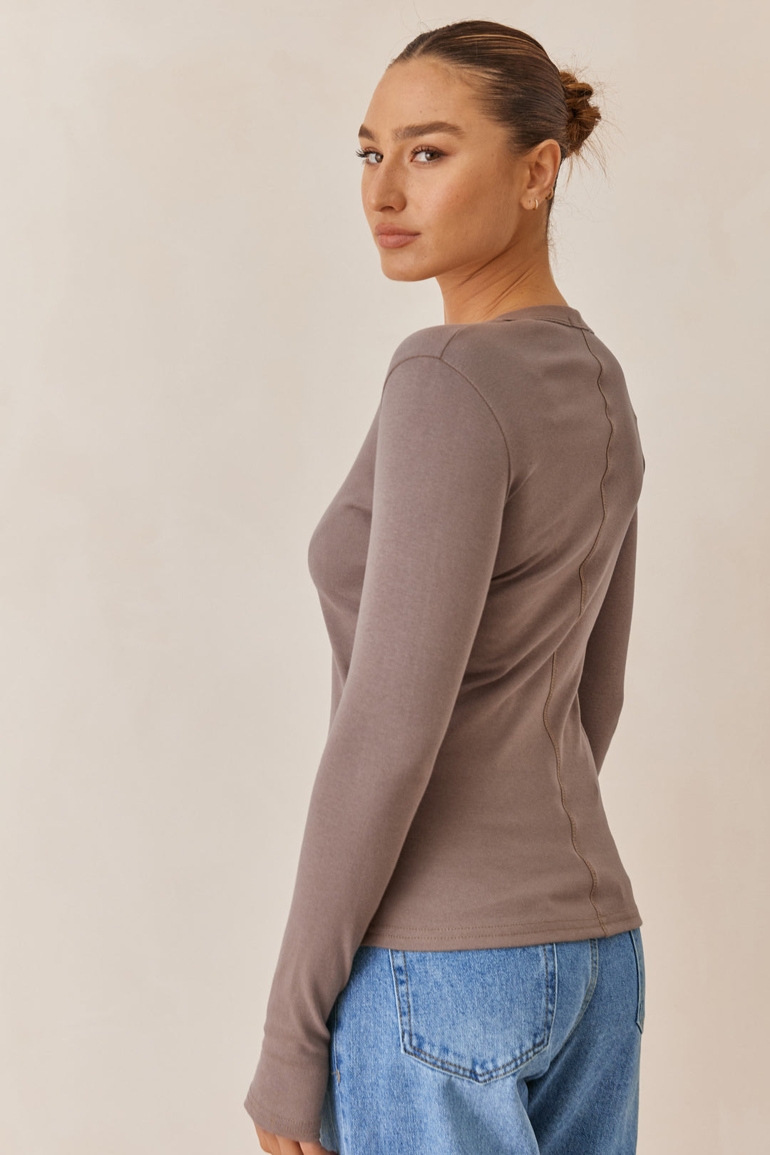 חולצת בייסיק מייגן וי שרוול כפפה | חום