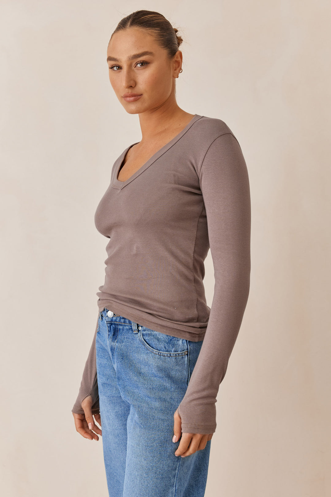 חולצת בייסיק מייגן וי שרוול כפפה | חום