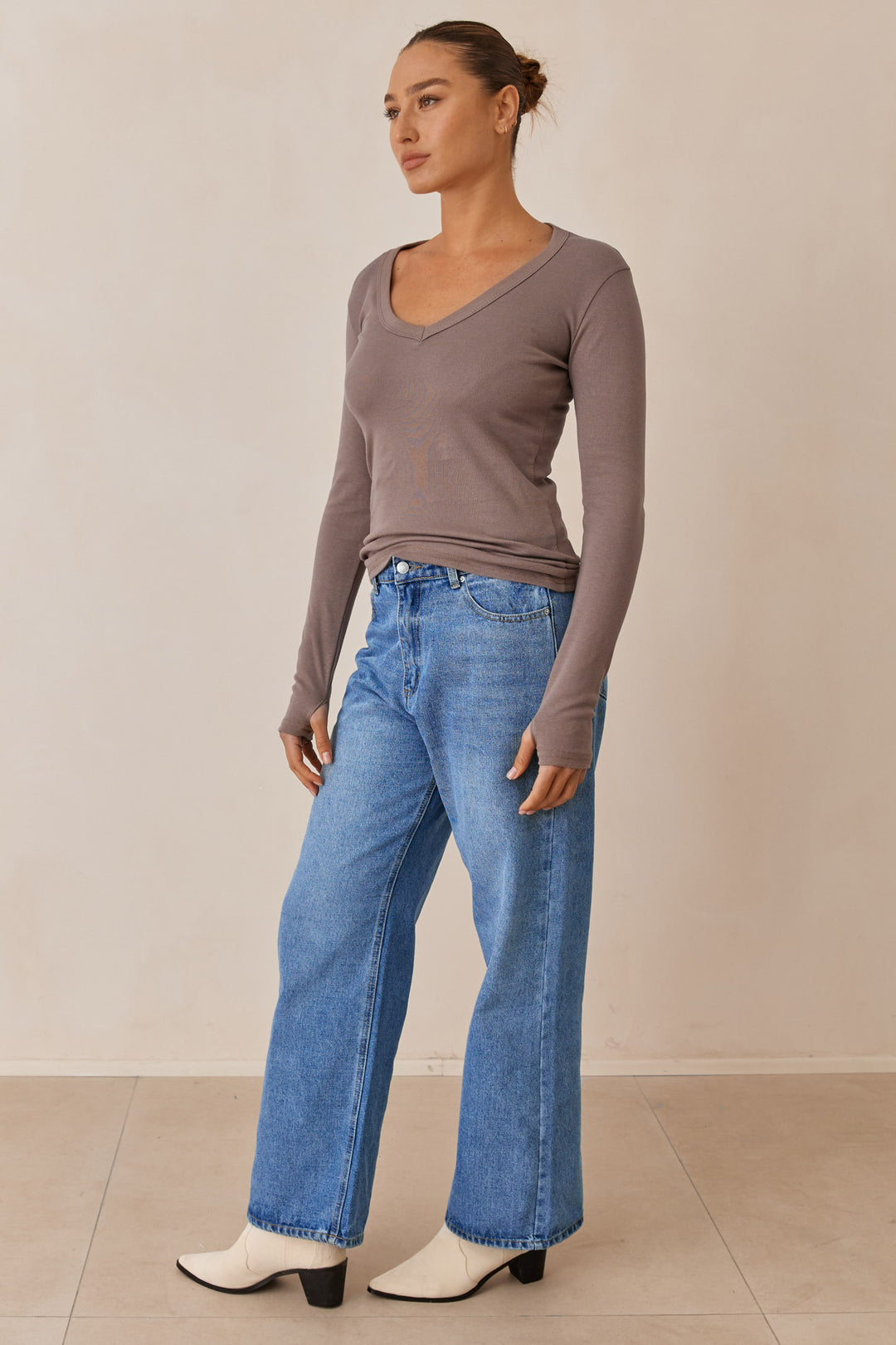 חולצת בייסיק מייגן וי שרוול כפפה | חום