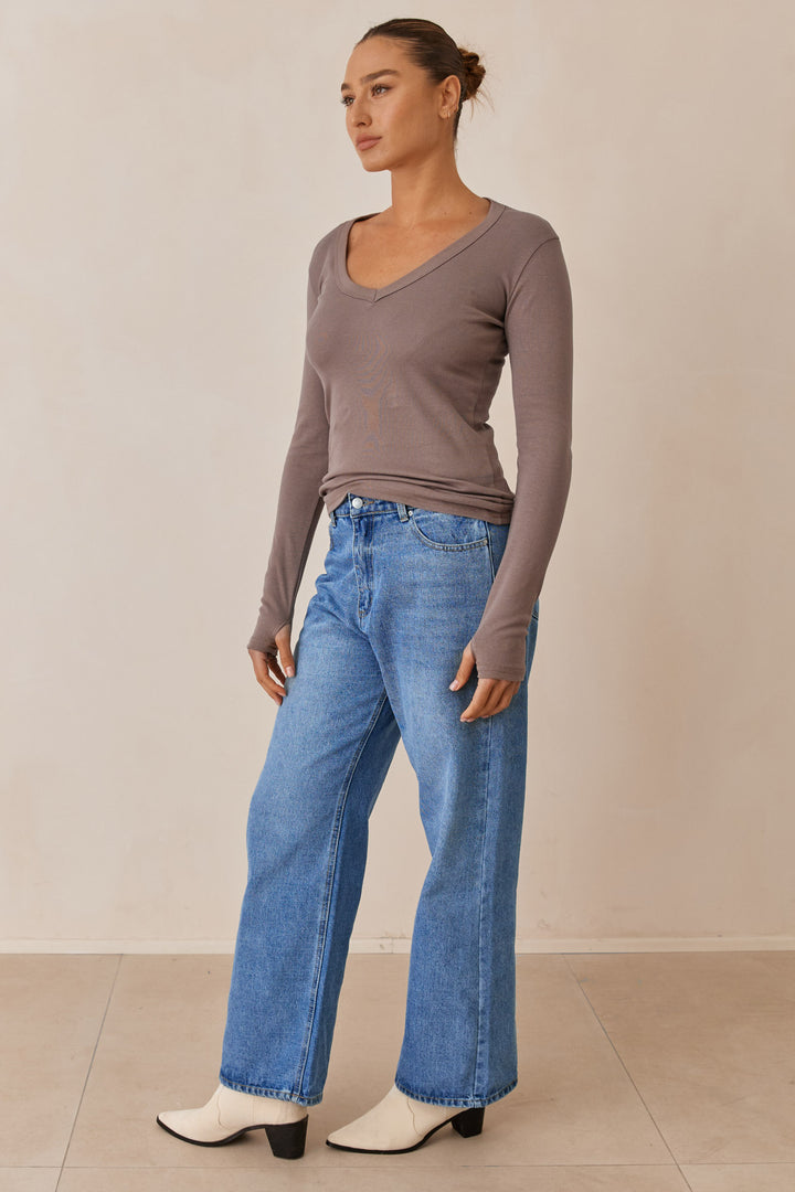 חולצת בייסיק מייגן וי שרוול כפפה | חום