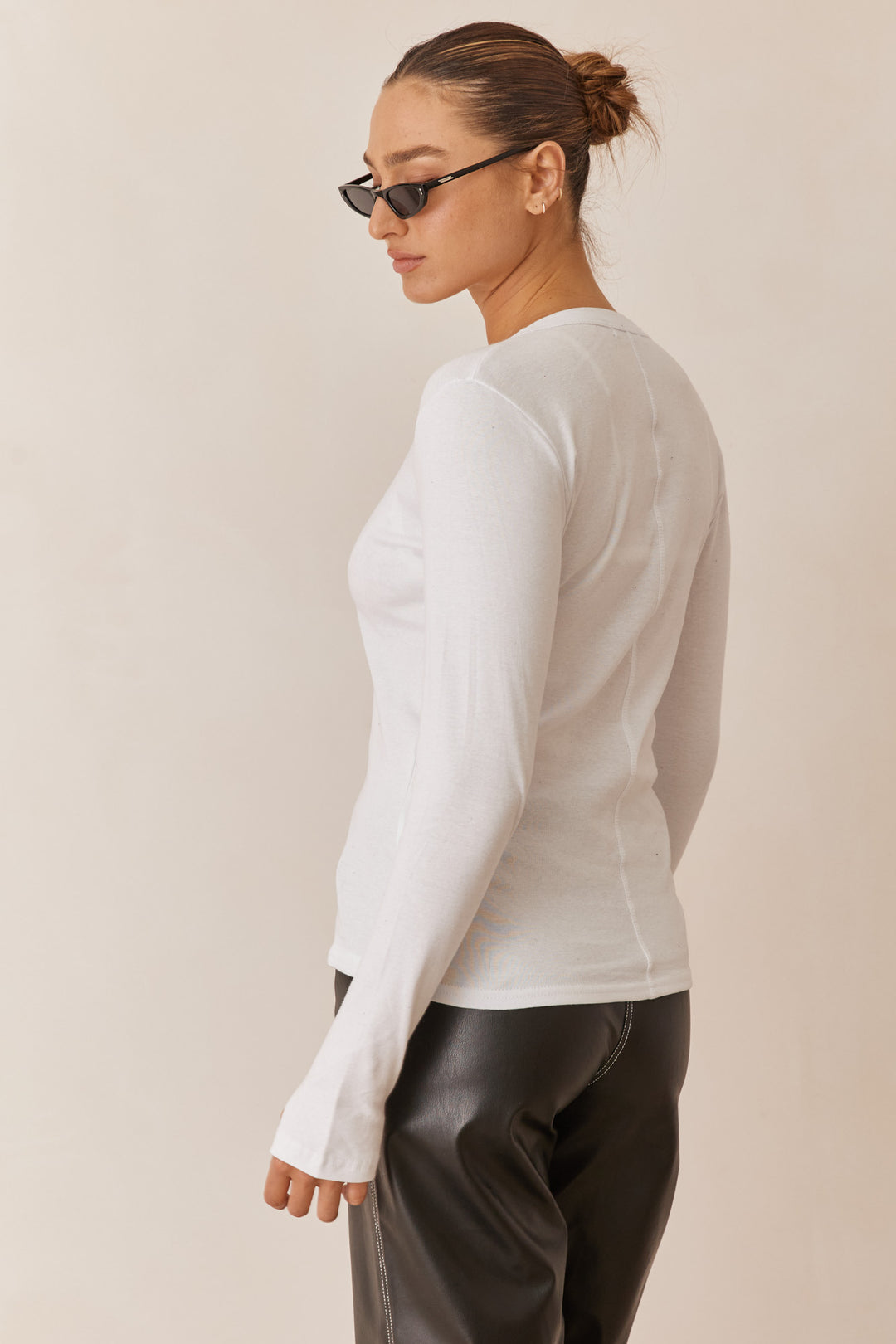 חולצת בייסיק מייגן וי שרוול כפפה | לבן