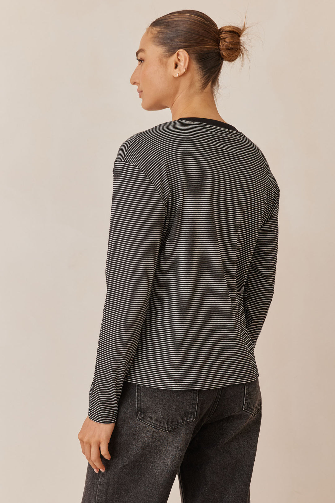 חולצת ג'יימי סטרייפס צווארון מובלט | שחור/לבן