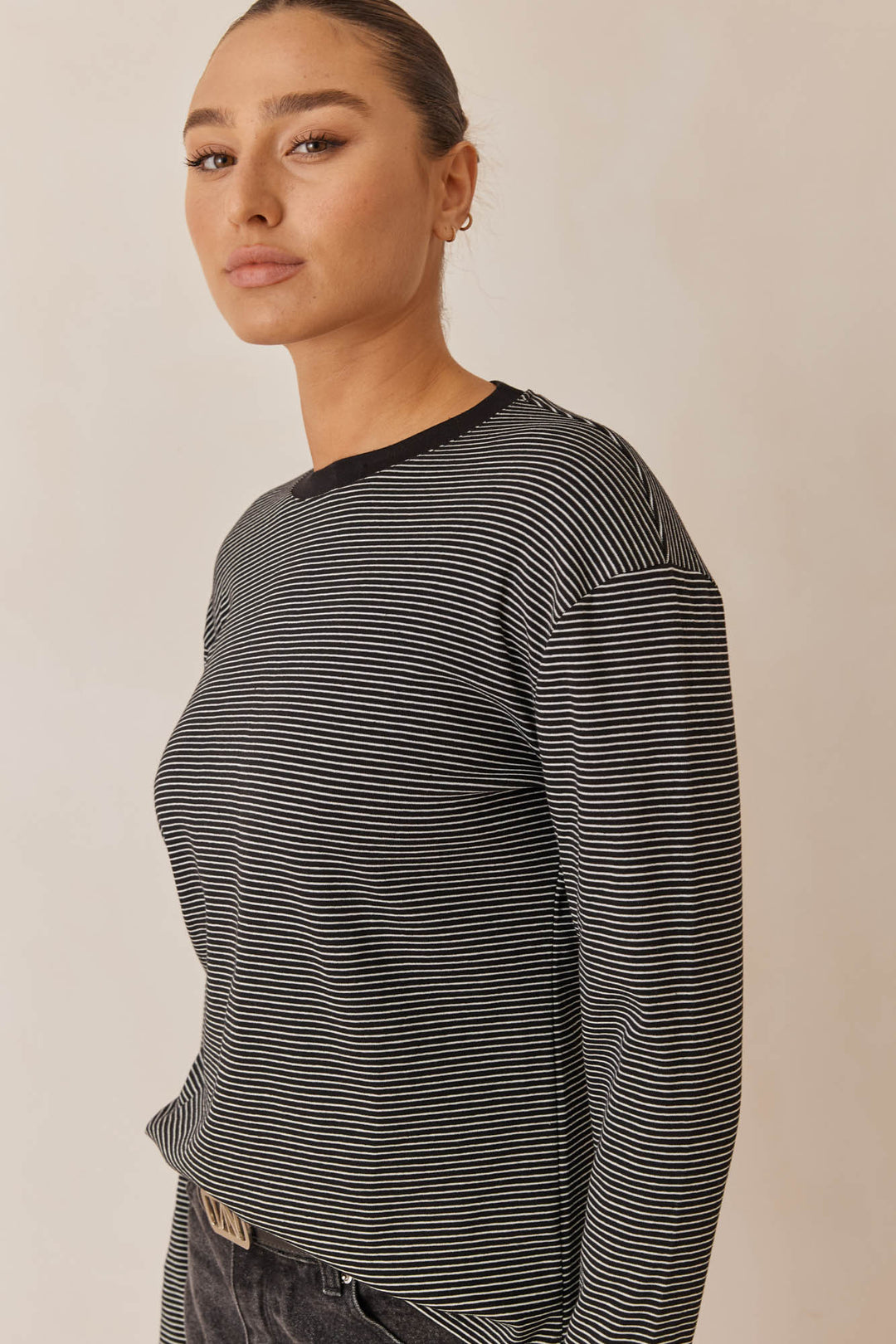 חולצת ג'יימי סטרייפס צווארון מובלט | שחור/לבן