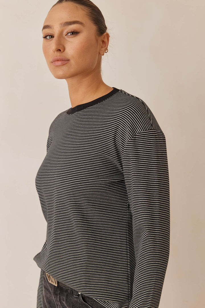חולצת ג'יימי סטרייפס צווארון מובלט | שחור/לבן